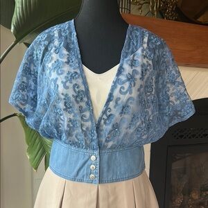 LAFEI NIER Blue Flutter Sleeve Lace Crop Top